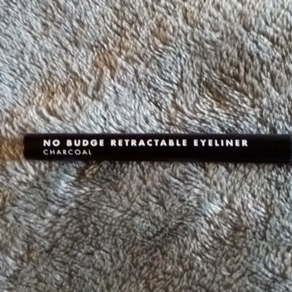 ELF NO BUDGE RETRACTABLE CHARCOAL EYELINER